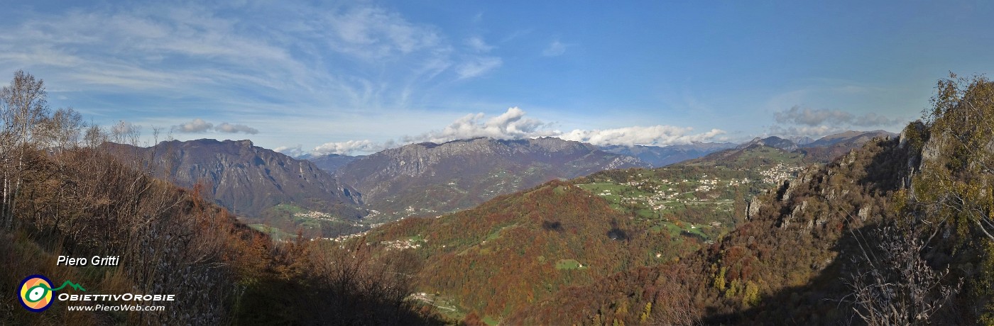 27 Vista panoramica sulla Val Brembana con Dossena a dx.jpg